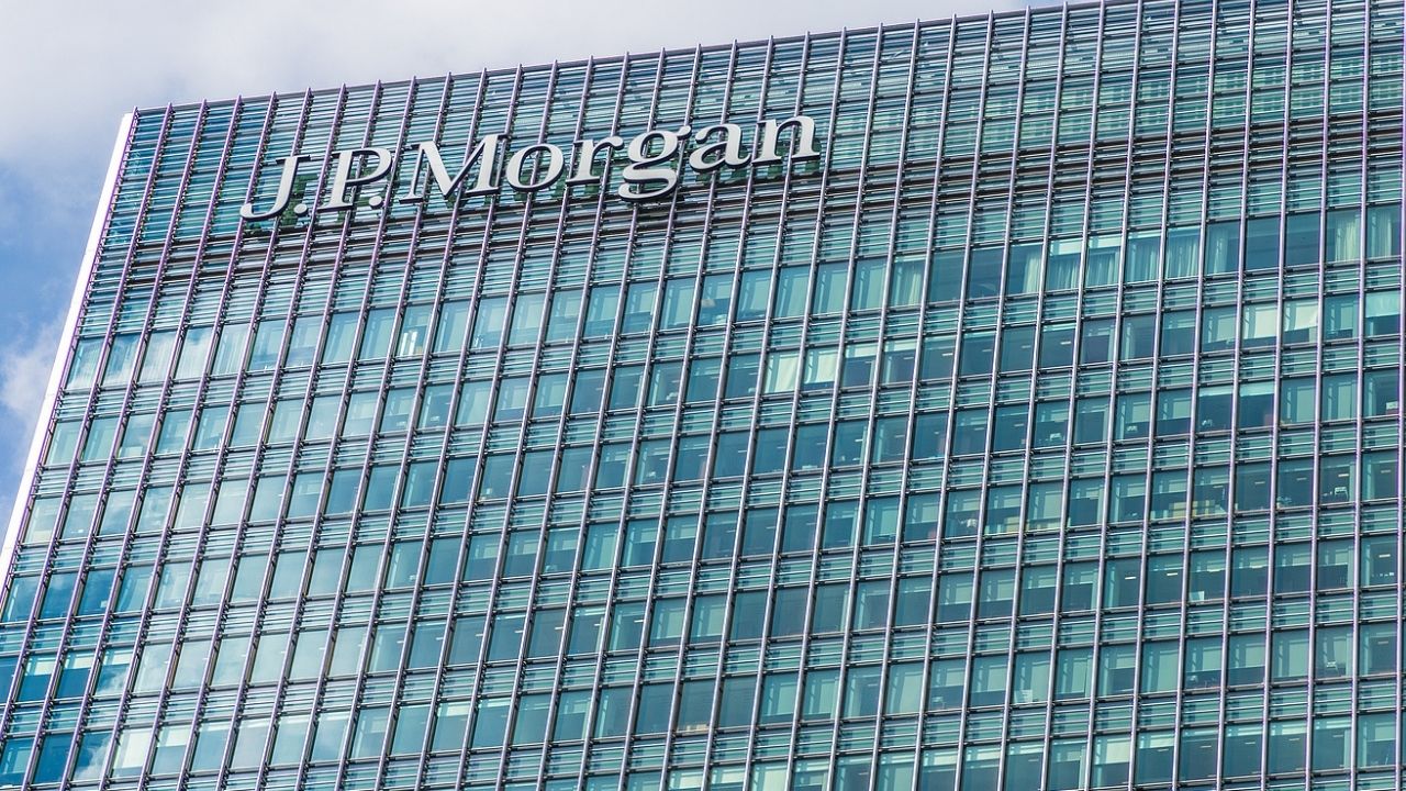 JPMorgan Chase CEO Threatens Dismissal For Unvaccinated Employees