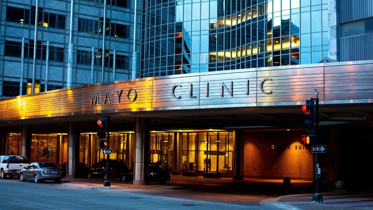 Mayo Clinic Fires 1 Of Staffers For Defying Vaccine Mandate