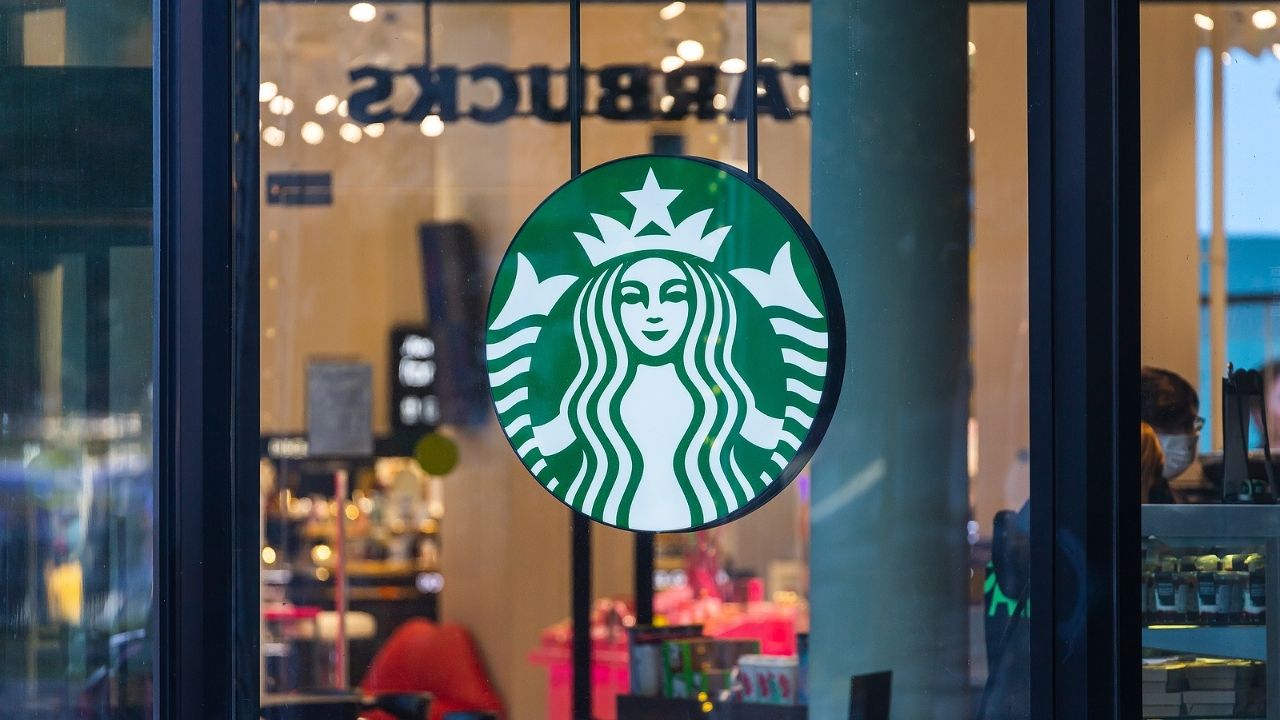 Starbucks CEO Howard Schultz Considering New Benefits For Nonunion Workers (1)