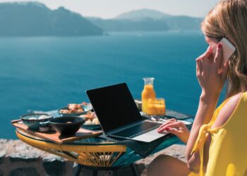Survey Reveals Employees Can't Disconnect During Time Off