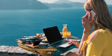 Survey Reveals Employees Can't Disconnect During Time Off