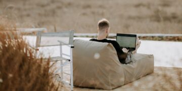 Sun, Savings, and Success: 72% Of U.K. Workers Feeling Drawn To Digital Nomadism