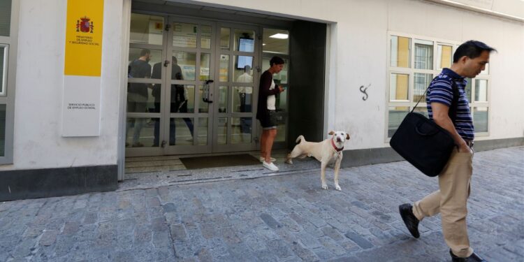 Spain's Unemployment Rate Beats Expectations, Falls To Lowest Since 2008