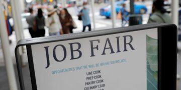 U.S. Weekly Jobless Claims Edge Lower