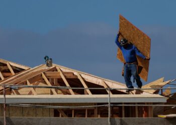 U.S. Labor Costs Increase Moderately In First Quarter