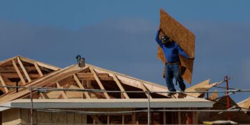 U.S. Labor Costs Increase Moderately In First Quarter