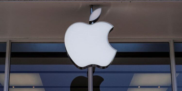 Apple, Trump To Announce Additional $100 Billion U.S. Manufacturing Investment