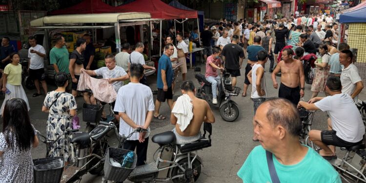 Chinese Factories Cut Wages and Hours to Survive U.S. Tariff Pressure