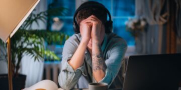 “Job Hugging” Is Taking Over As Workers Grip Tight In A Shaky Economy