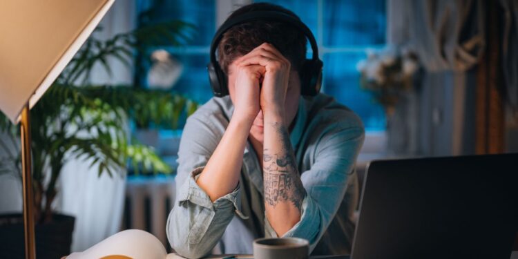 “Job Hugging” Is Taking Over As Workers Grip Tight In A Shaky Economy