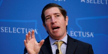 OPM Projects Record 12.5% U.S. Federal Workforce Downsizing In 2025 Amid 300,000 Buyouts, Firings