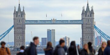 U.K. Hiring Slips for Sixth Straight Month