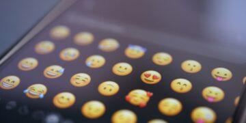 10 Emojis That Work at Work — And How to Use Them Thoughtfully