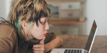 IWG Survey Gen Z Teaching Older Coworkers AI Skills Is Transforming Workplace Collaboration