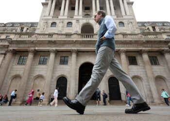 U.K. Employers Cautious On Hiring Amid Budget Uncertainty As Payrolls Fall And Vacancies Rise