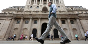 U.K. Employers Cautious On Hiring Amid Budget Uncertainty As Payrolls Fall And Vacancies Rise