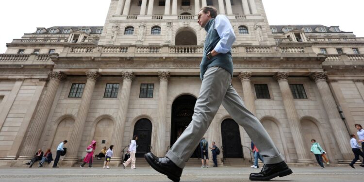 U.K. Employers Cautious On Hiring Amid Budget Uncertainty As Payrolls Fall And Vacancies Rise