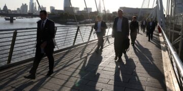 UK Pay Settlements Stalled At 3% As Employers Face Cost Pressure