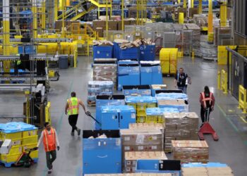 Amazon Keeps U.S. Holiday Hiring Flat At 250,000 Amid Cooling Demand, Rising Labor Costs
