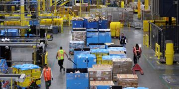 Amazon Keeps U.S. Holiday Hiring Flat At 250,000 Amid Cooling Demand, Rising Labor Costs