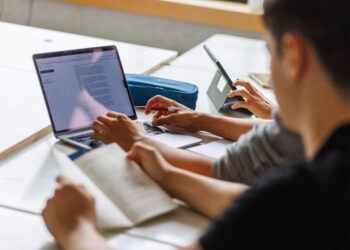 Cambridge Study Says Schools Must Change Methods, Integrate AI To Prepare Future Workers