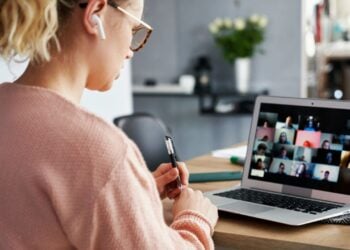 This Expert Reveals How GitLab, Remote.com, And Doist Run High-Performing Teams Across 60 Countries Without Missing A Beat