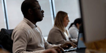 U.K. Unemployment Hits 5.1% as Pay Growth Slows to Near 5-Year Low