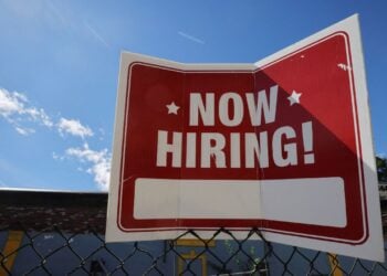 U.S. Weekly Jobless Claims Fall To Three-Year Low Amid Mixed Labor Market Signals