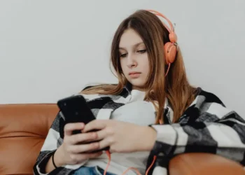 Gen Z Men Include Parents In Job Hunt In Alarming Ways, New Survey Shows