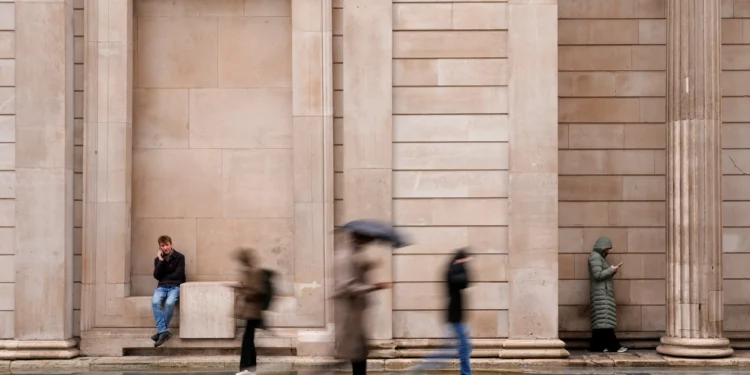 U.K. Jobless Rate Hits Highest Level Since 2015, Wage Growth Slows