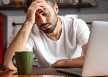 “Job Hugging” Hits New High as AI and Layoff Fears Keep Workers Stuck