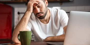 “Job Hugging” Hits New High as AI and Layoff Fears Keep Workers Stuck