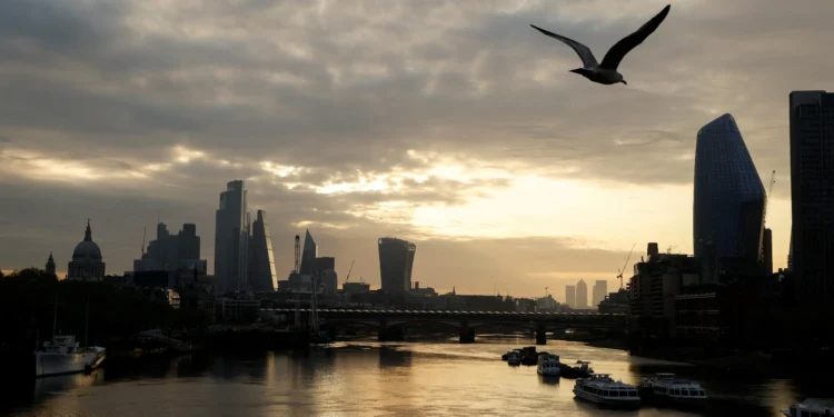 Muted Pay Expectations Persist While U.K. Firms Forecast Slight Hiring Growth