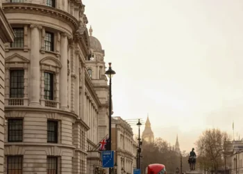 London Tenants Pull Back From Top-Tier Offices as Costs Surge