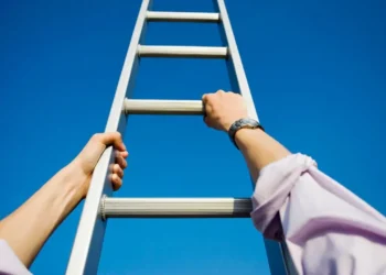 Gender Pay Gap Widens as Women’s Earnings Stall in Mid-Career, Glassdoor Finds