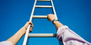 Gender Pay Gap Widens as Women’s Earnings Stall in Mid-Career, Glassdoor Finds