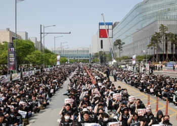 40,000 Samsung Workers Rally Over Pay As Strike Threat Risks AI Chip Supply Chain Disruption