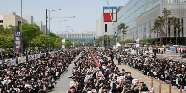 40,000 Samsung Workers Rally Over Pay As Strike Threat Risks AI Chip Supply Chain Disruption