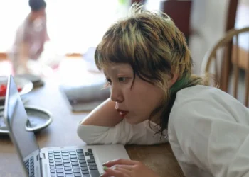 Most Gen Z Workers Say Parents Didn’t Prepare Them for Work, So They’re Turning to AI Instead