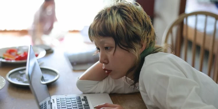 Most Gen Z Workers Say Parents Didn’t Prepare Them for Work, So They’re Turning to AI Instead