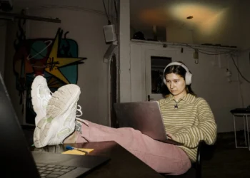 Gen Z Workers Say They&rsquo;re Too Dependent On AI To Do Their Jobs