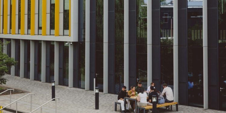 The center has a community kitchen, lounge areas, free parking, 24/7 access, privacy pods, complimentary tea and coffee, an on-site café, and full printer access.