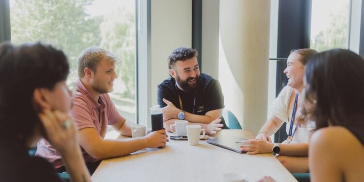 The center has a community kitchen, lounge areas, free parking, 24/7 access, privacy pods, complimentary tea and coffee, an on-site café, and full printer access.