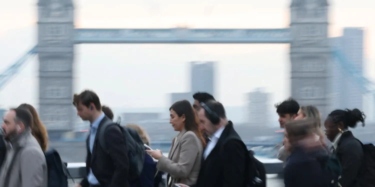 U.K. Jobless Rate Falls While Pay Growth Stays Stronger Than Expected