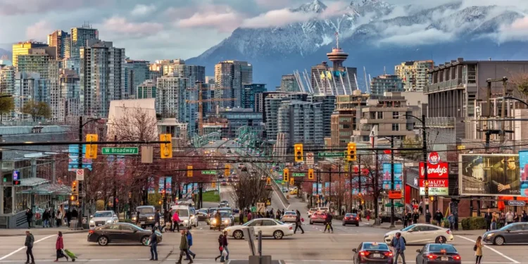 Canada’s Labor Market Defies Recession Fears With Biggest Hiring Surge in Months