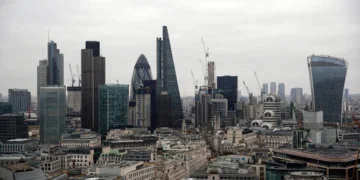 U.K. Firms Dial Back Pay Growth Plans For Next 12 Months, Bank Of England Survey Finds