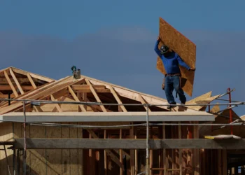 Real Wages Fall As U.S. Labor Costs Edge Higher